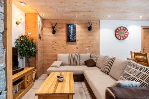 a living room with a couch and a table at Gîte L'attrape Rêves in Bessans