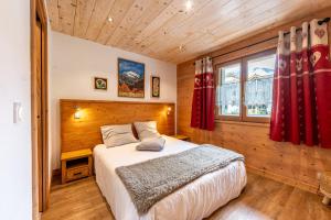 a bedroom with a bed in a wooden room at Gîte L'attrape Rêves in Bessans
