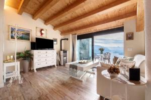 a living room with a large window with a view at Summer and Winter in Perledo