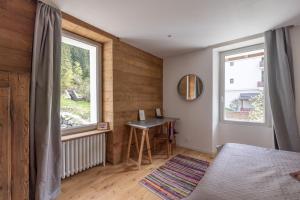 a bedroom with a table and a window at Chalet La Llyre Vallorcine in Vallorcine