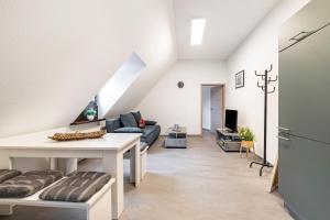 a living room with a white table and a couch at Ferienwohnung Weitblick in Pottenstein