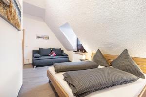 a living room with two beds and a couch at Ferienwohnung Weitblick in Pottenstein