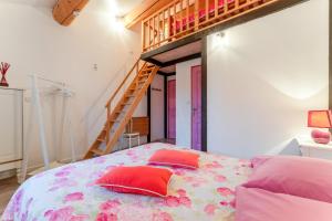 a bedroom with a bed with two pillows on it at Chambre Laurier Rose in Piolenc