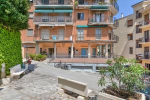 an empty street in front of a building at Casa Claudia a Porto Azzurro in Porto Azzurro