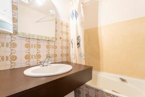 a bathroom with a sink and a bath tub at Studio Turquoise à 100m de la plage in Bénodet +13 photos
