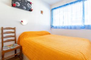 a bedroom with a bed and a window at Studio Turquoise à 100m de la plage in Bénodet