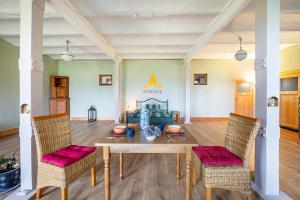 ein Esszimmer mit Tisch und Stühlen in der Unterkunft Studiowohnung To Huus in Tappendorf