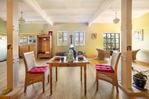 ein Esszimmer mit Tisch und Stühlen in der Unterkunft Studiowohnung To Huus in Tappendorf