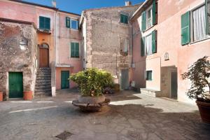 an alley in an old building with two potted plants at Serra Monolocale in Bonassola