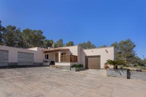 a large white house with a driveway at Ca N'Alicia Des Bosch in Illes Balears