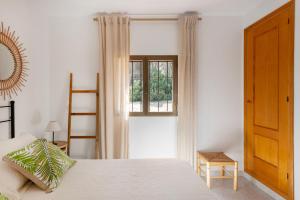 a bedroom with a bed and a window at Ca N'Alicia Des Bosch in Illes Balears