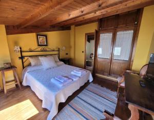 a bedroom with a bed with two towels on it at El Camino in Molinaseca