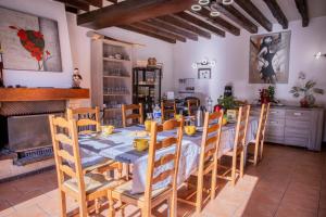 a kitchen and dining room with a table and chairs at Chambres D'hôtes Le Petit Puits in Cheverny