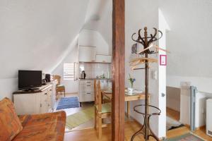 a living room with a kitchen and a dining room at Ferienwohnung Sila 3 in Weinstadt