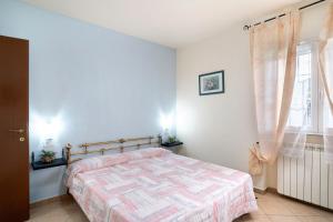 a bedroom with a bed and a window at Il Frutteto 48 in Ortovero