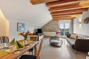a living room with a table and a couch at Ferienwohnung Heilsbergblick in Hilzingen