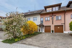 a large house with a driveway in front of it at Ferienwohnung Heilsbergblick in Hilzingen