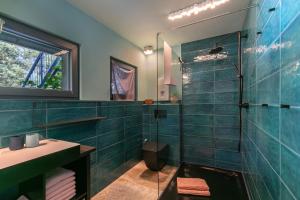 a bathroom with a glass shower and a sink at Ferienwohnung 250m zum Grimnitzsee in Joachimsthal +59 photos