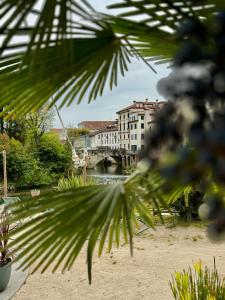 a bridge over a river with buildings in the background at Apartments San Biagio in Vicenza