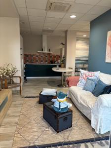 a living room with a couch and a table at Appartement Calina in Freyming