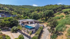 an aerial view of a house with a swimming pool at Villa Belenos Piscine vue mer in Roquebrune-sur-Argens