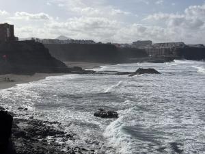 a view of the ocean with rocks in the water at Casa para descubrir el mar in La Garita