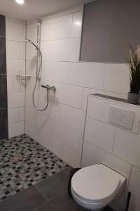 ein Badezimmer mit Dusche, Toilette und Dusche in der Unterkunft Bei Heike in Zetel + 26 Fotos