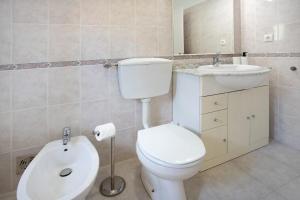 a bathroom with a toilet and a sink at Páteo da Várzea 4 in Colares +20 photos