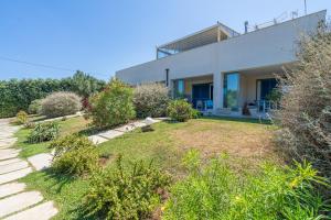 a house with a garden in front of it at Melus Maris in Syracuse