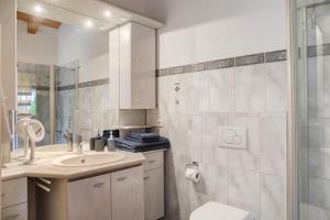 a bathroom with a sink and a shower at Ferienwohnung Gallist in Oberammergau +23 photos