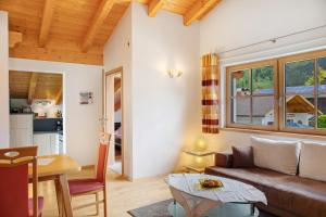 a living room with a couch and a table at Ferienwohnung Gallist in Oberammergau