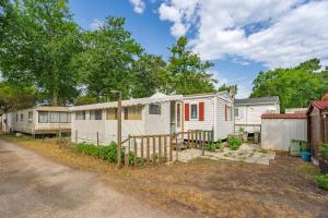 a row of mobile homes on the side of a road at Mh 61 La Tremblade in La Tremblade