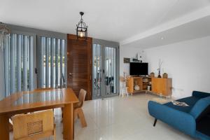 a living room with a table and a blue couch at Villa en Taro in Güimar