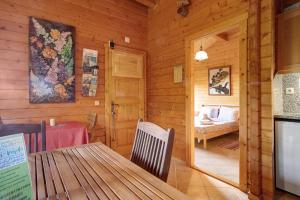 a wooden cabin with a table and a bedroom at Quinta Do Castelo - Casa de Madeira in Reguengo Grande