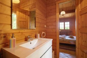 a bathroom with a sink in a wooden cabin at Quinta Do Castelo - Casa de Madeira in Reguengo Grande