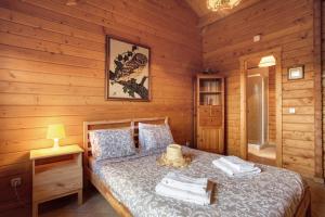 a bedroom with a bed in a log cabin at Quinta Do Castelo - Casa de Madeira in Reguengo Grande