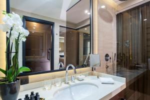贝尔格莱德SAINT TEN Boutique Hotel, Small Luxury Hotels的带水槽和大镜子的浴室