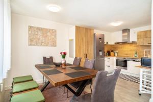 a kitchen and dining room with a table and chairs at Tulips Apartment in Meckenbeuren