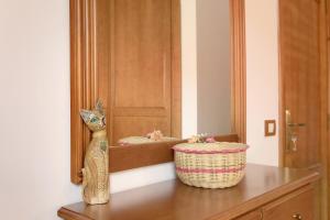 a cat statue sitting on a dresser in front of a mirror at Casa Nanda in Fasnia +16 photos