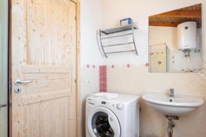 a bathroom with a washing machine and a sink at Casa vacanza Stazzu Saiacciu in Palau