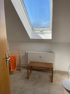 a skylight in a room with a bench and a window at Mein kleines Reich in Zwickau