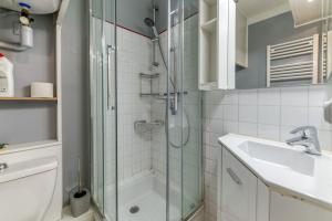 a bathroom with a shower and a sink at Studio équipé Avec Balcon Fermé in La Morte