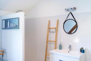 a bathroom with a mirror and a sink at Chambre Chene in Mauléon-dʼArmagnac