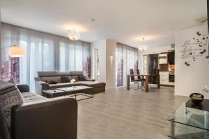 a living room with a couch and a table at Familien-Apartment 6 in Meersburg