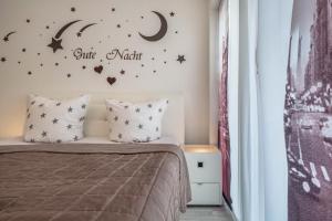 a bedroom with a bed with a moon and stars at Familien-Apartment 6 in Meersburg