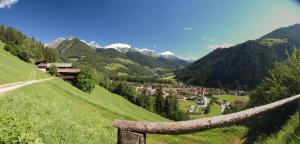 a view of a valley with a mountain at Zum Sonnentor App Larix 2 in Lutago