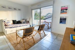 a living room with a couch and two chairs at Senyo Cocoon in Seignosse