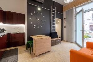 a room with a desk and a clock on the wall at La Casa di Laura in Putignano