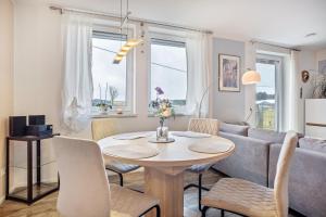 a living room with a table and a couch at Ferienwohnung am Kappenturm in Hayingen