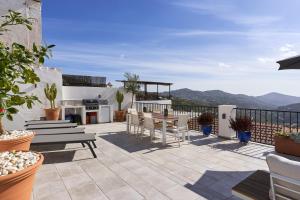 a patio with a table and chairs and a kitchen at El Cine in Canillas de Albaida